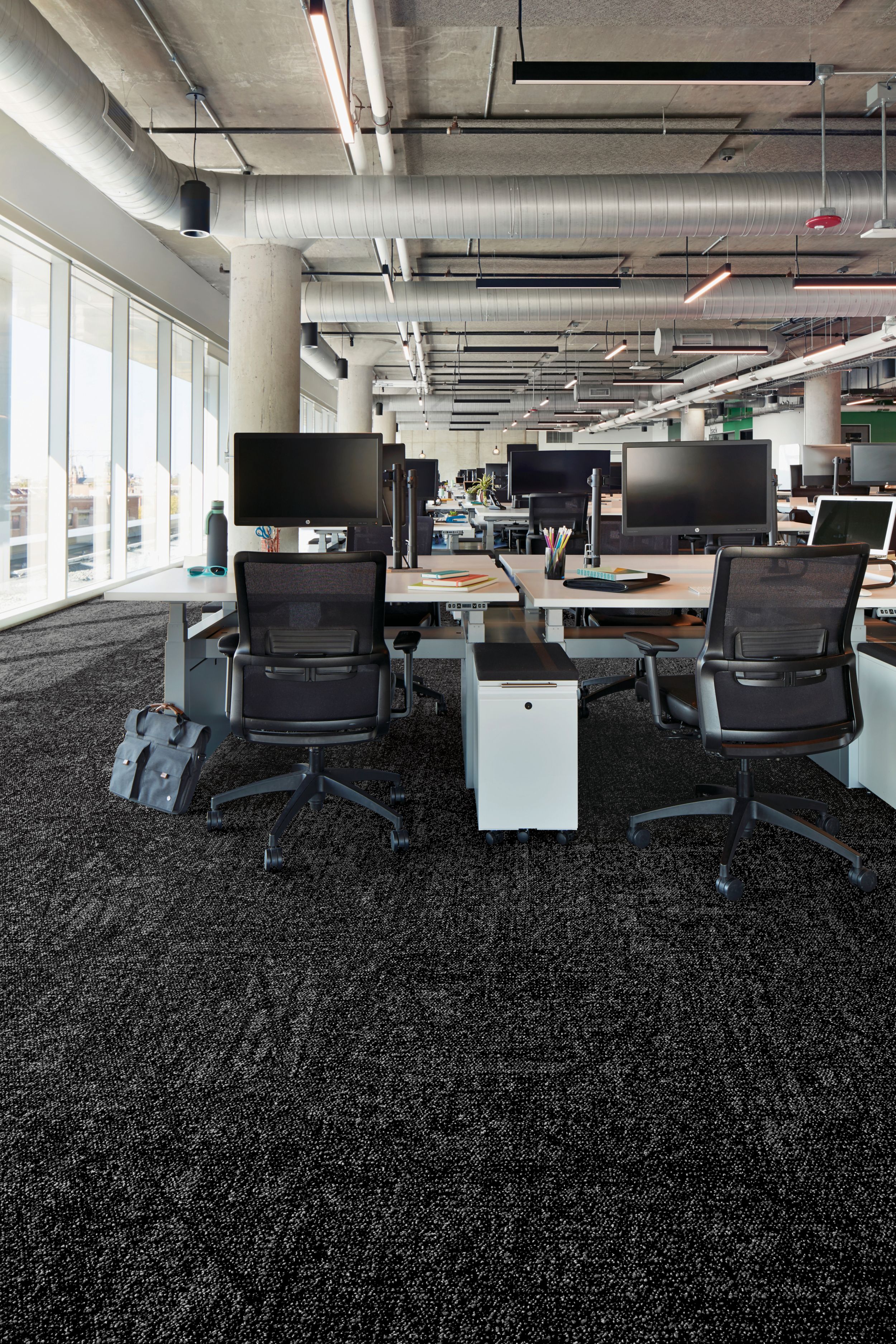Interface Open Air 419 carpet tile in open work area with multiple workstations image number 4