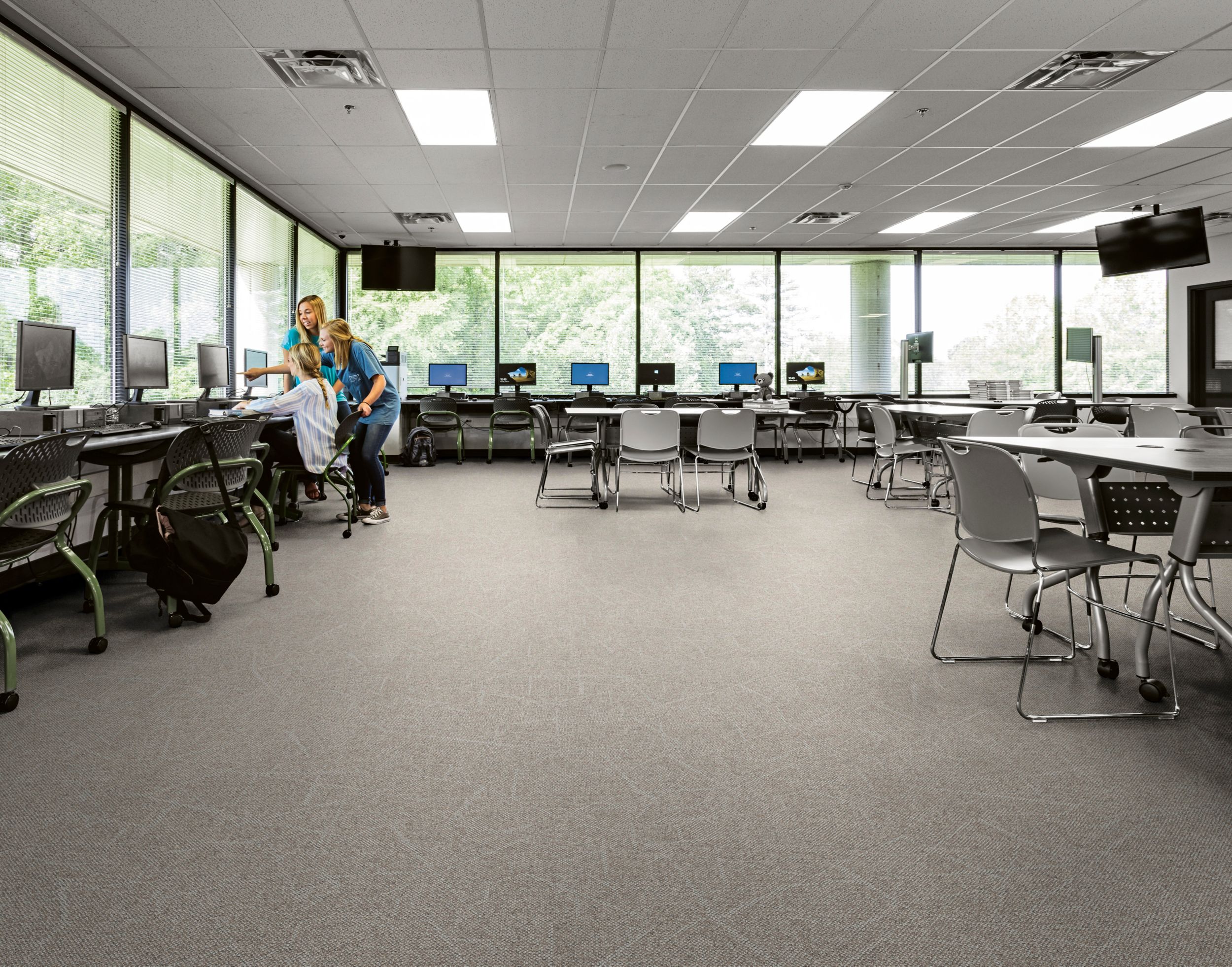 Interface Open Air 420 carpet tile in classroom image number 4