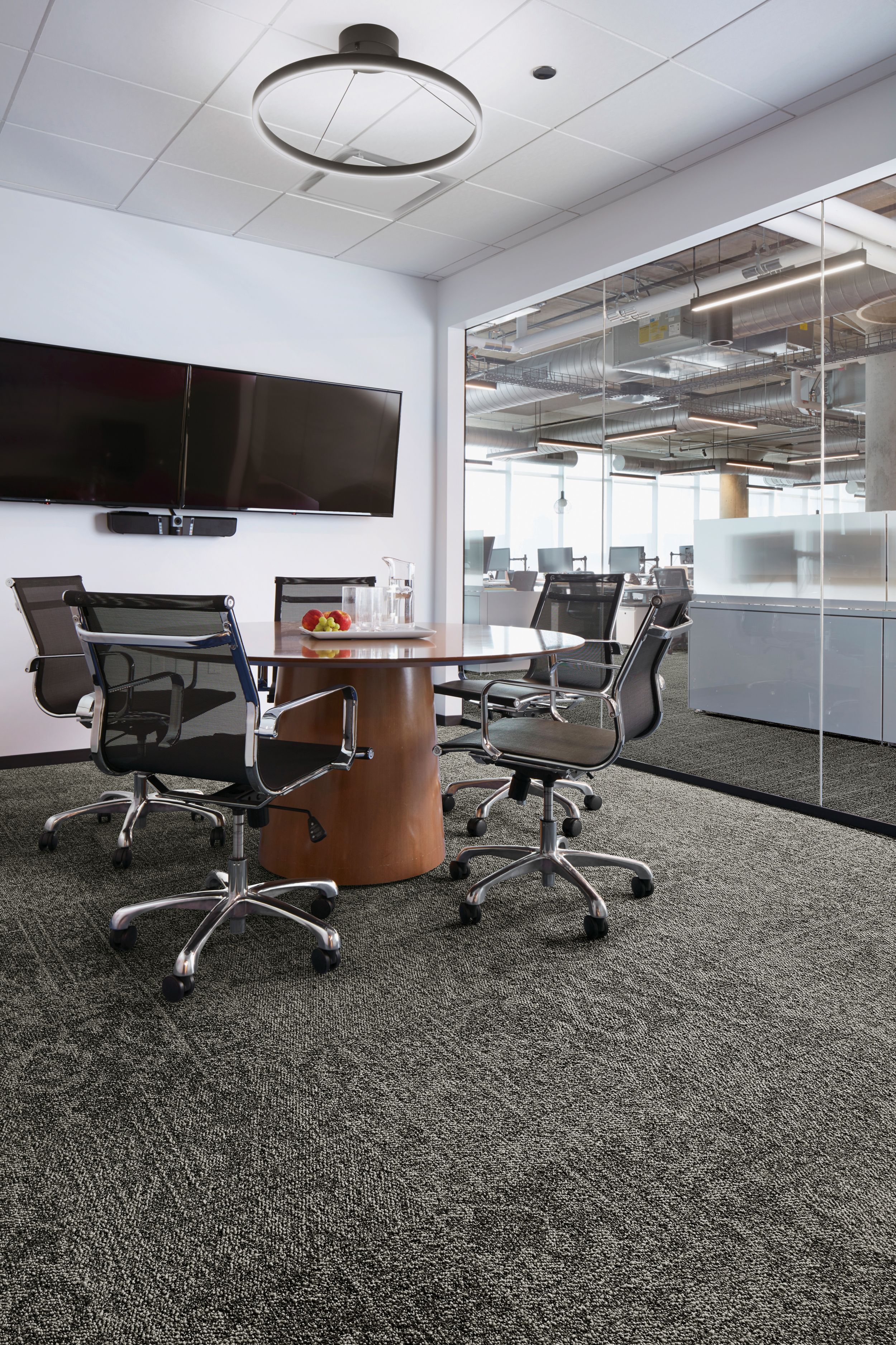 Interface Open Air 421 carpet tile in meeting room with wood conference table and glass doorway numéro d’image 4