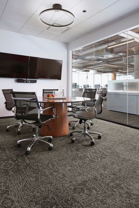 Interface Open Air 421 carpet tile in meeting room with wood conference table and glass doorway imagen n&uacute;mero 4