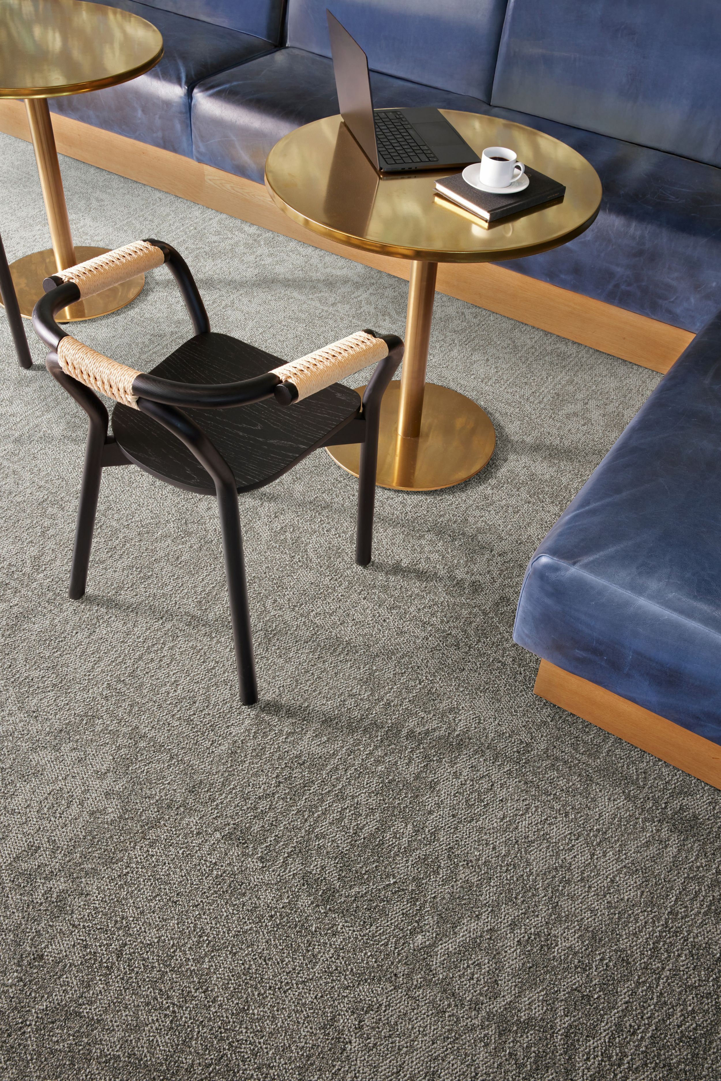 Interface Open Air 421 carpet tile in collaborative space imagen n&uacute;mero 2