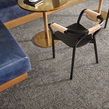 Interface Open Air 421 carpet tile in collaborative workspace 图像编号 2