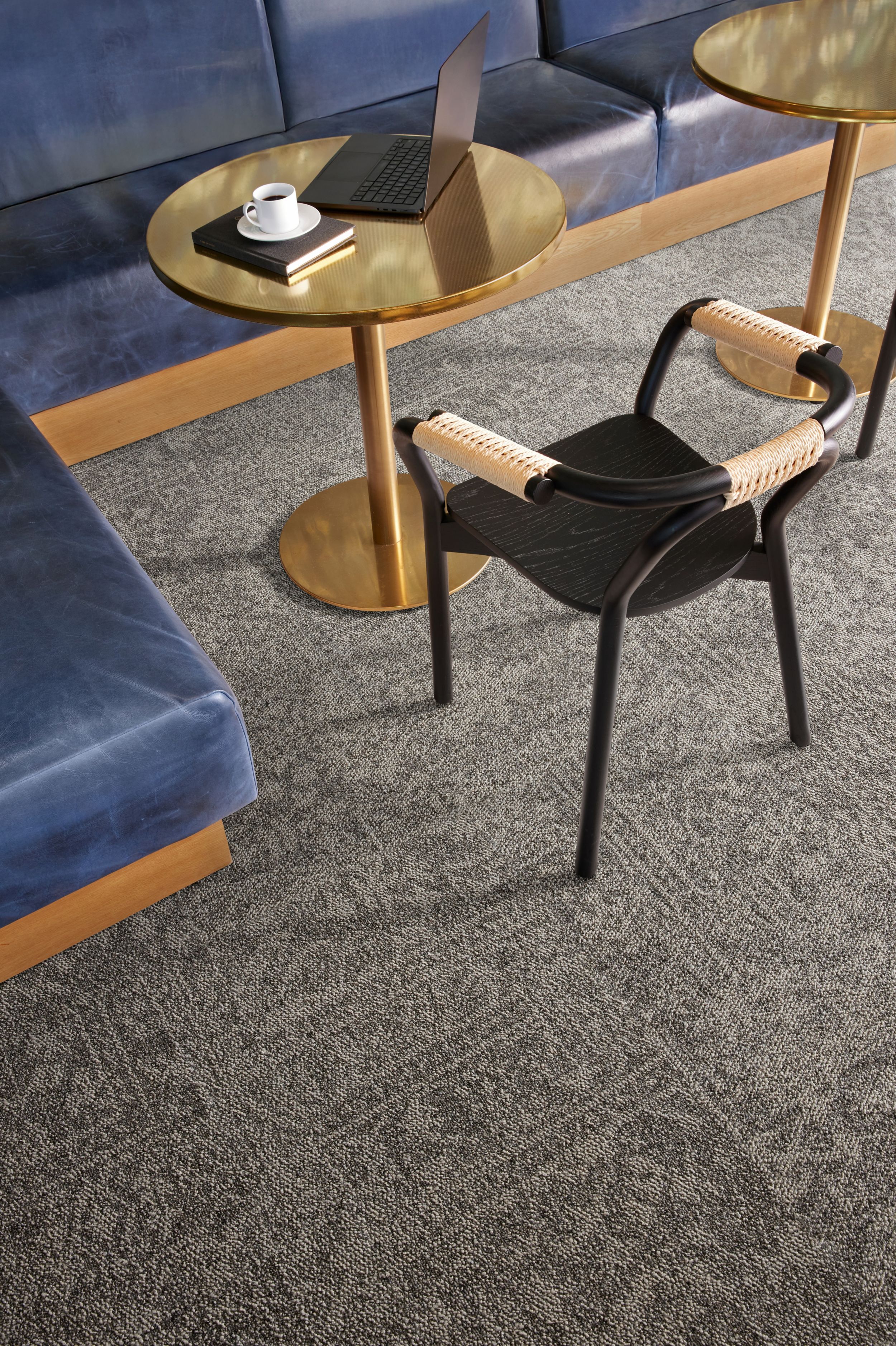 Interface Open Air 421 carpet tile in collaborative workspace 图像编号 2