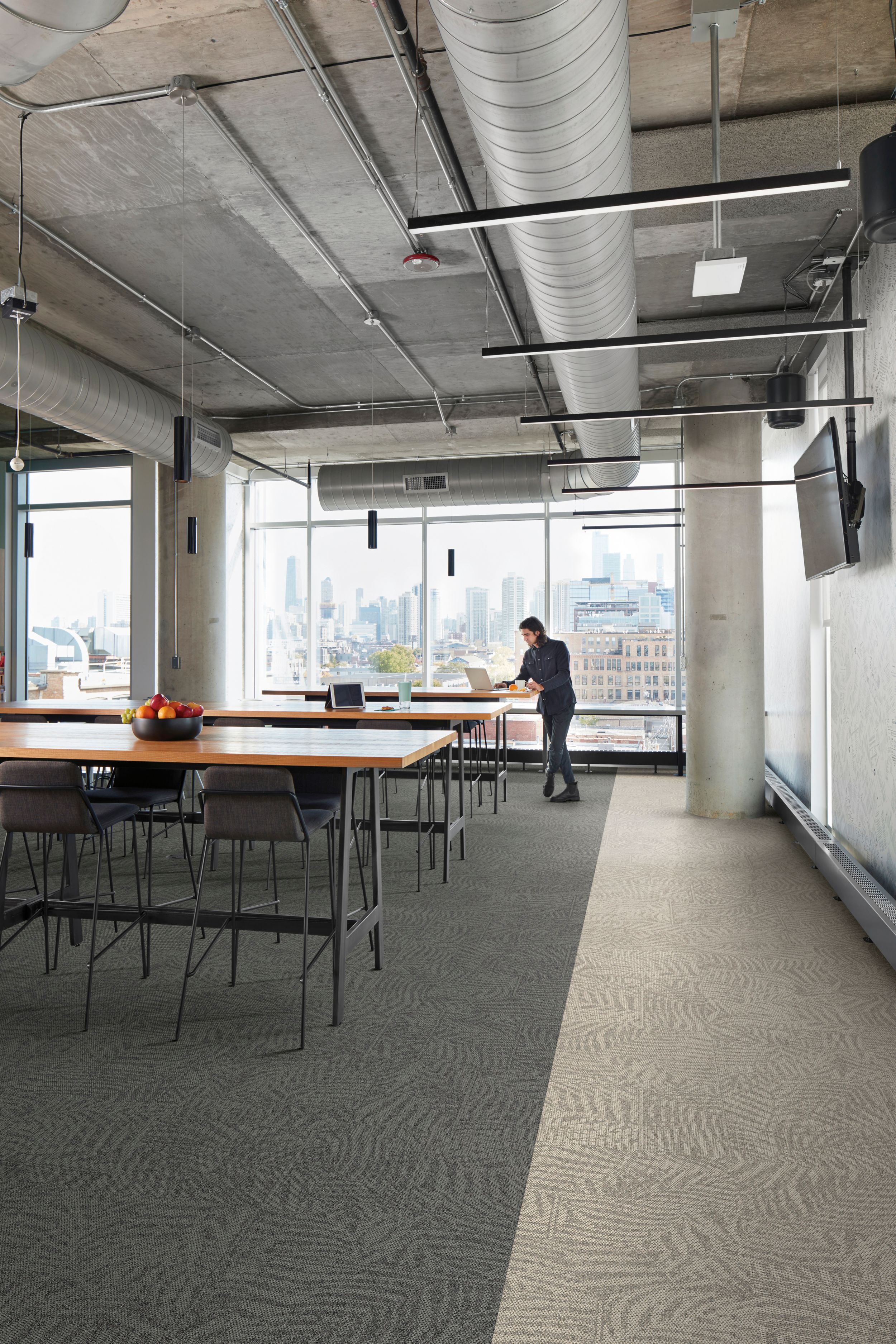 Interface Open Air 422 carpet tile in open office with man at table 图像编号 3