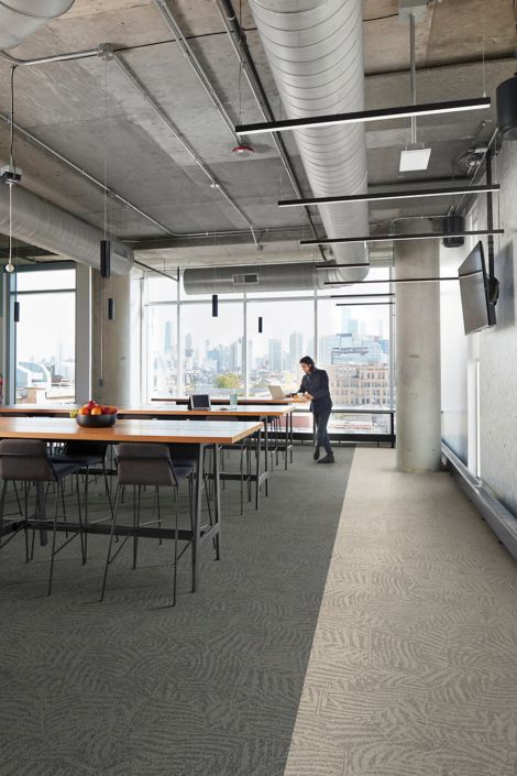Interface Open Air 422 carpet tile in open office with man at table 图像编号 3