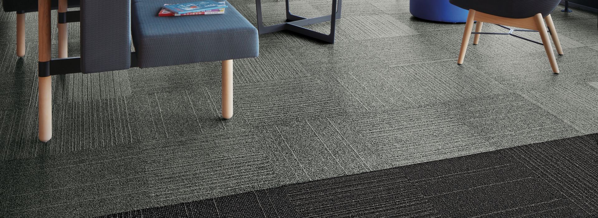 Interface Open Air 423 carpet tile in social space with blue seating and floor to ceiling windows numéro d’image 1