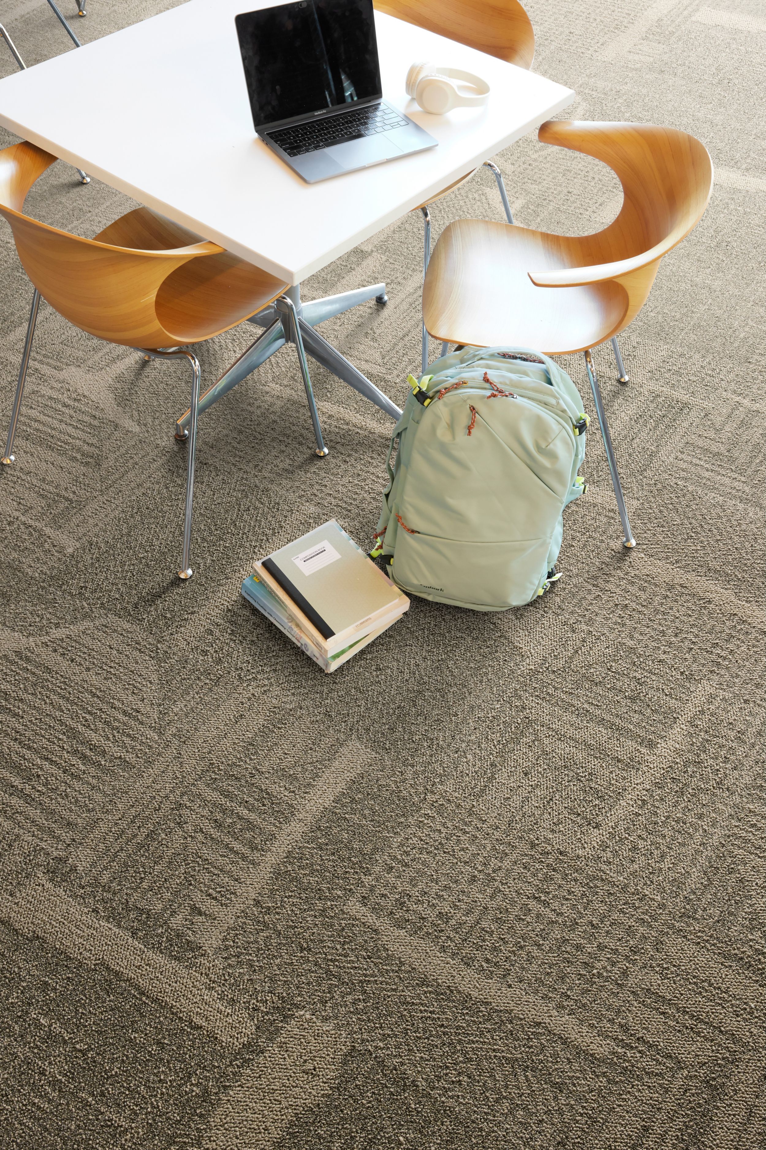 Interface Open Air 441 carpet tile in public space with backpack and laptop imagen n&uacute;mero 2