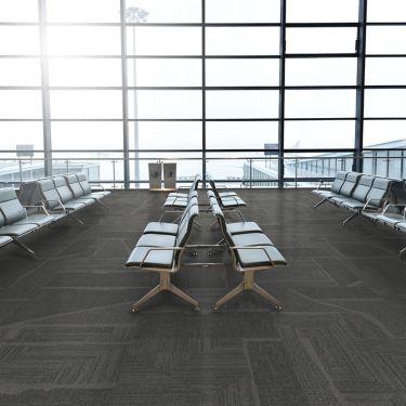 Open Air 442 carpet tile in airport terminal gate area numéro d’image 1