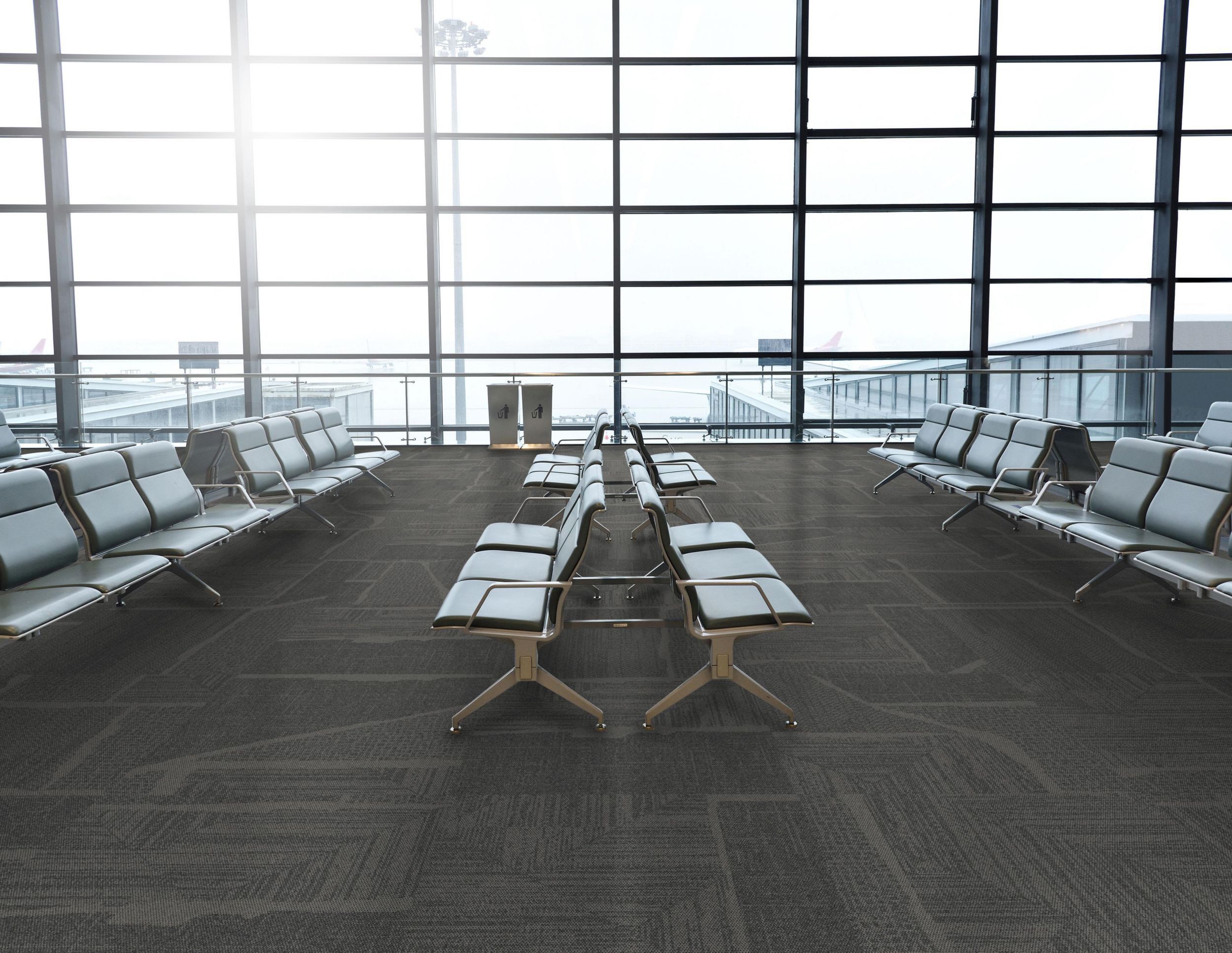 Open Air 442 carpet tile in airport terminal gate area numéro d’image 1