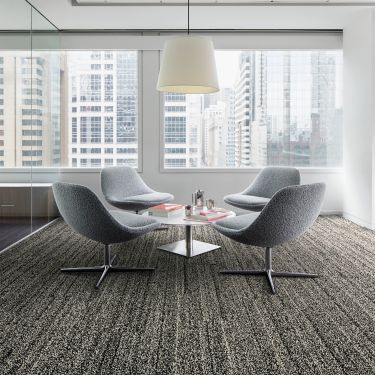 Interface Overedge plank carpet tile with fabric chairs around round table afbeeldingnummer 2