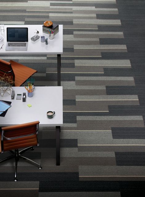 Interface PH210 and PH211 plank carpet tile in overhead view of office area with two desks numéro d’image 5