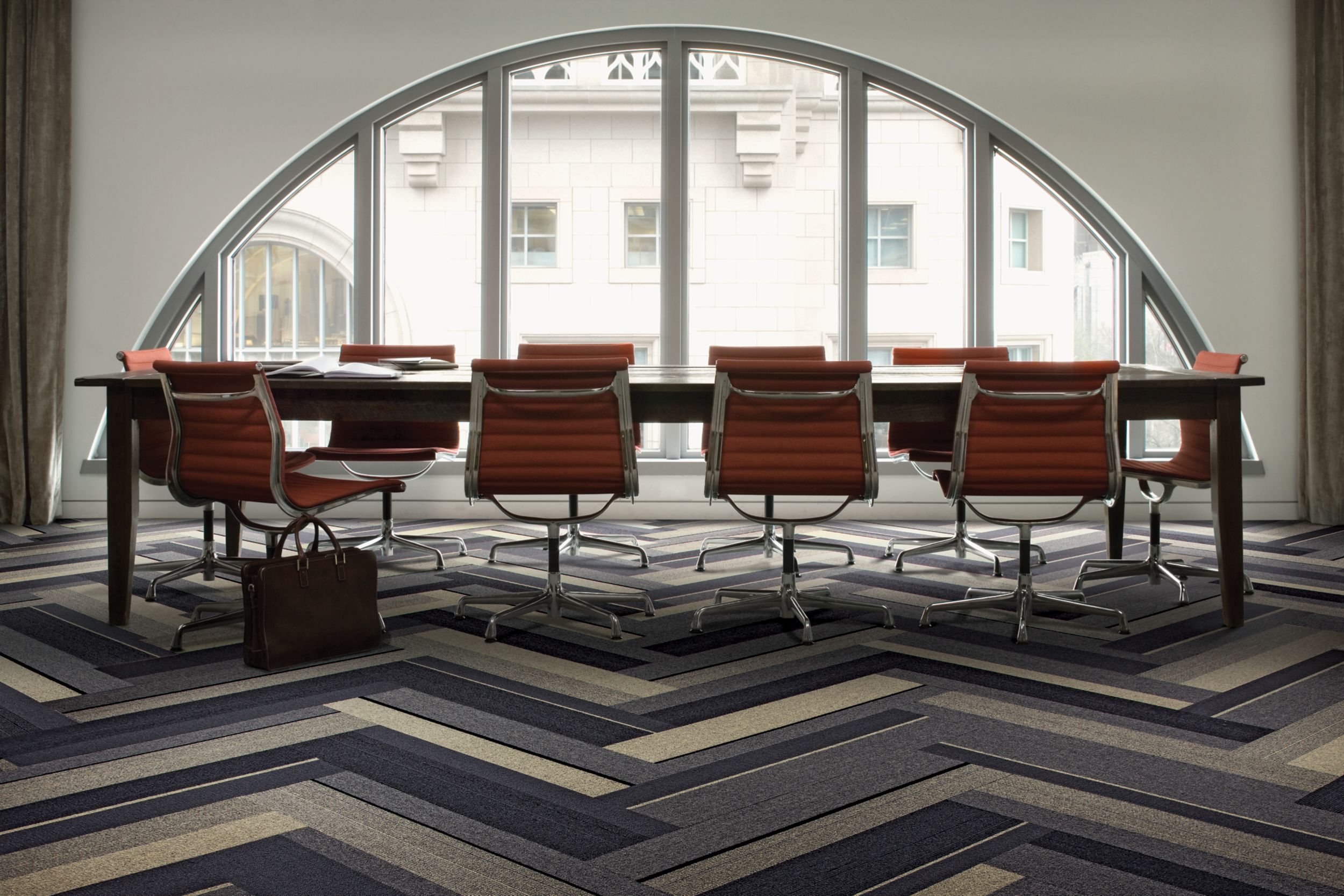 Interface PH210 plank carpet tile in naturally lighted meeting room with red chairs numéro d’image 8