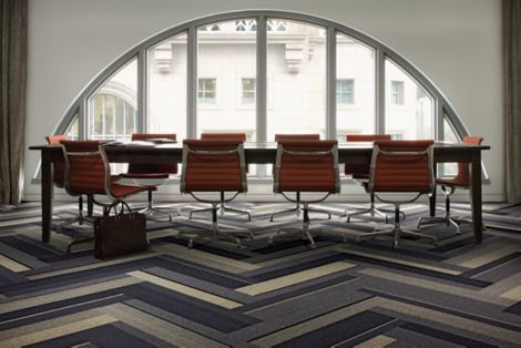 Interface PH210 plank carpet tile in naturally lighted meeting room with red chairs numéro d’image 8