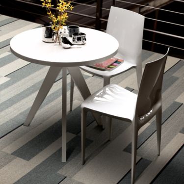 Interface PH210 plank carpet tile in small seating area with flowers on table imagen número 1