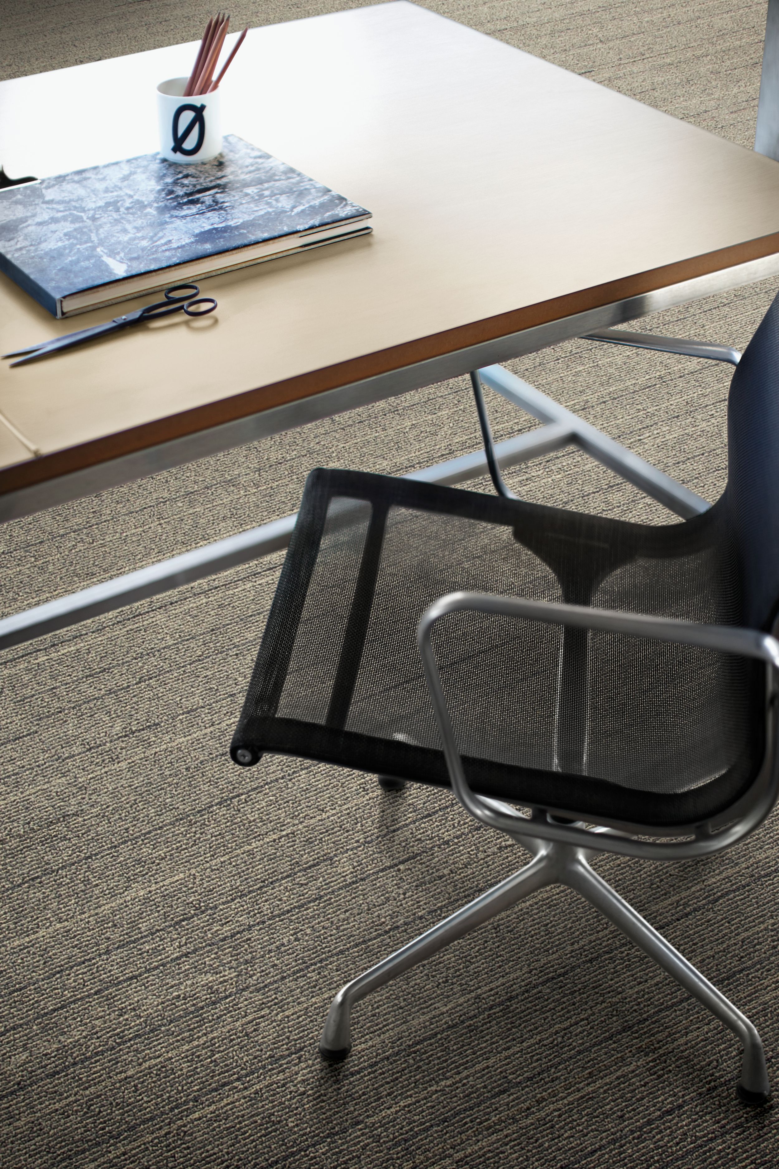 Interface PH211 plank carpet tile in close up with desk and chair imagen número 1