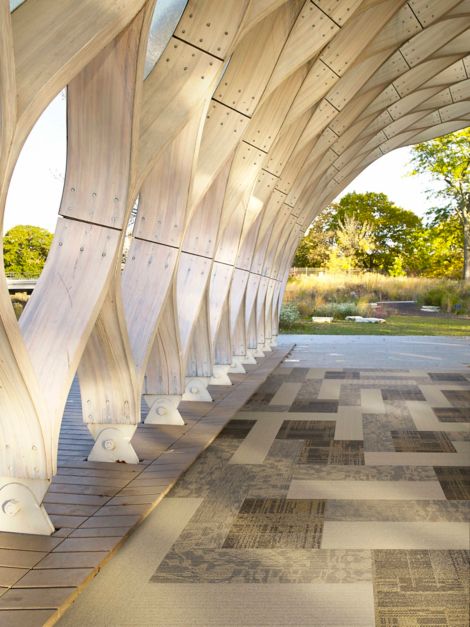 Interface PH211 and WE154 plank carpet tile with AE310 carpet tile in outside area under structure. numéro d’image 2