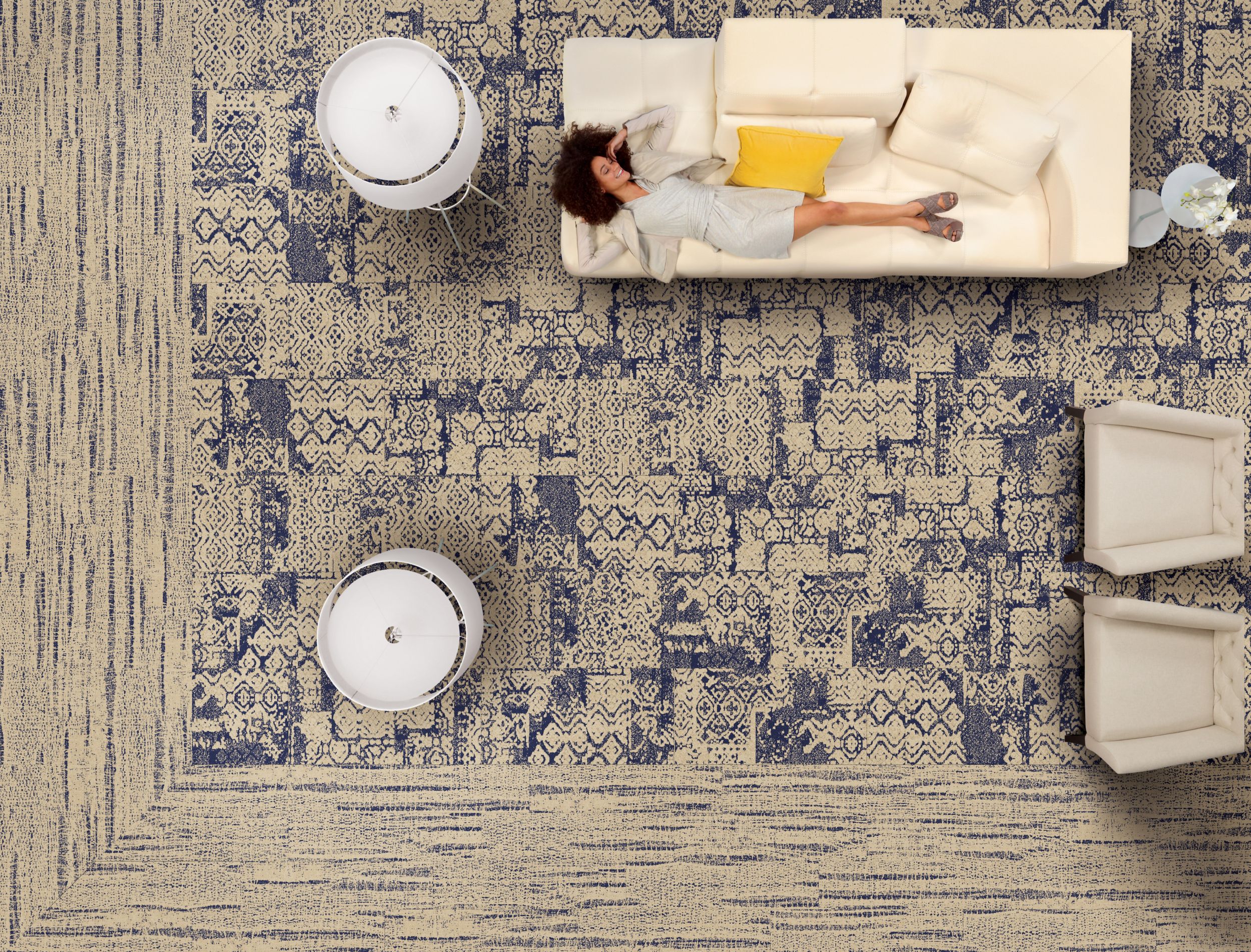 Interface PM39 and PM01 plank carpet tile in hotel lobby with woman lying on couch numéro d’image 7