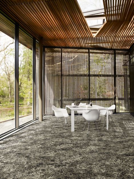 Interface Painted Gesture plank carpet tile in seating area with white table and chairs imagen número 3