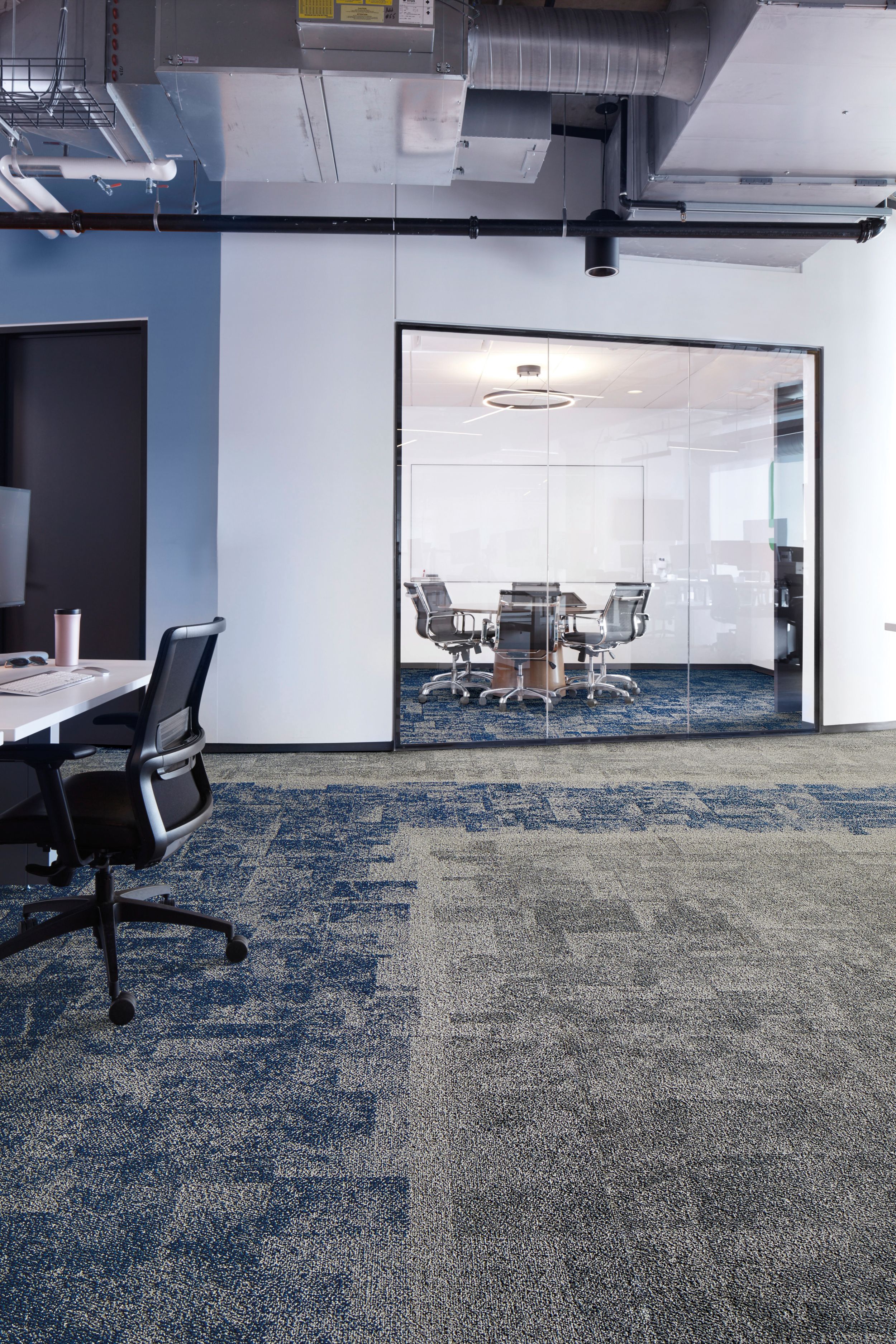 Interface Open Air 404 carpet tile with meeting room in background with glass wall número de imagen 1