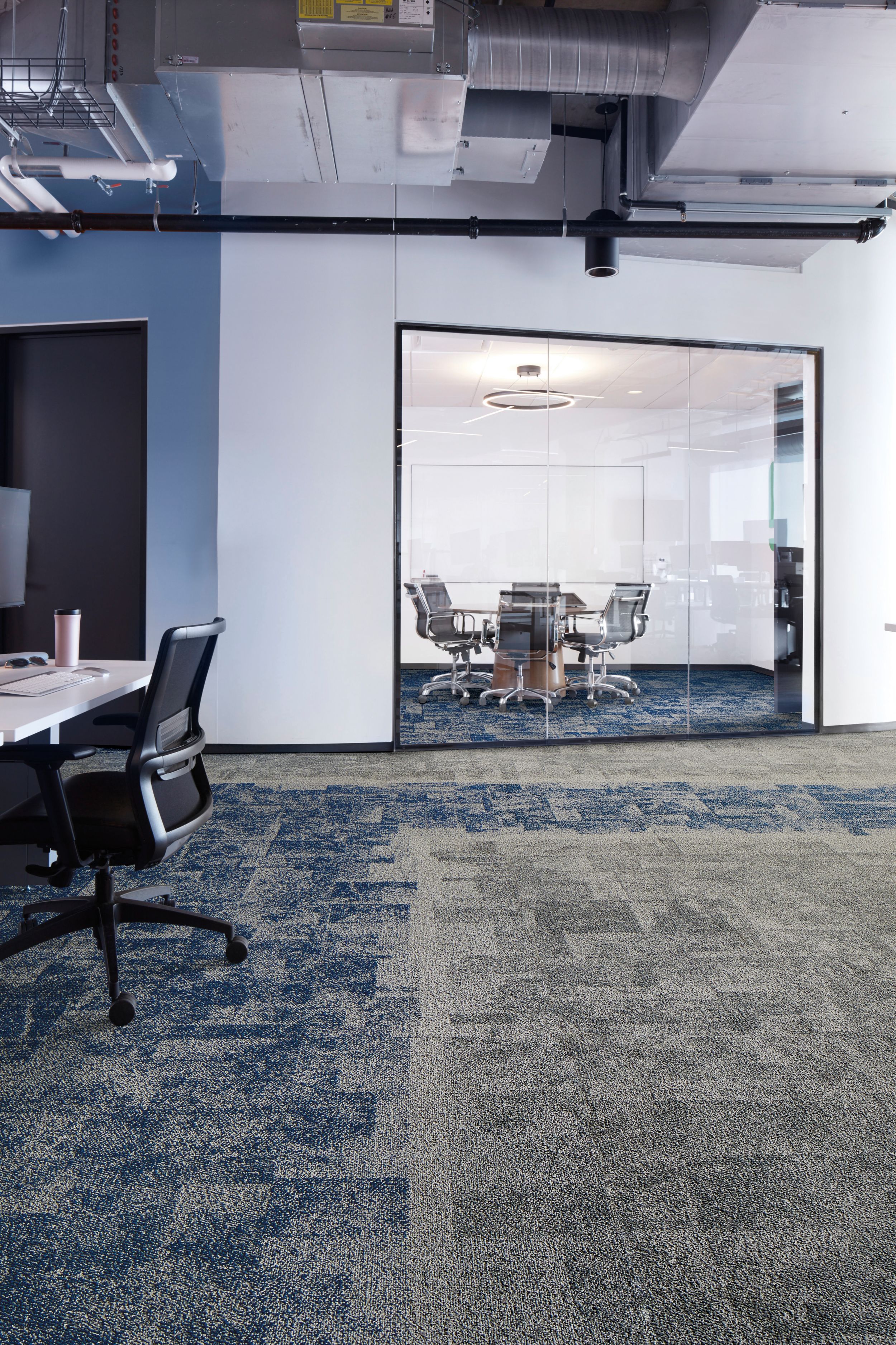 Interface Open Air 404 carpet tile with meeting room in background with glass wall image number 1