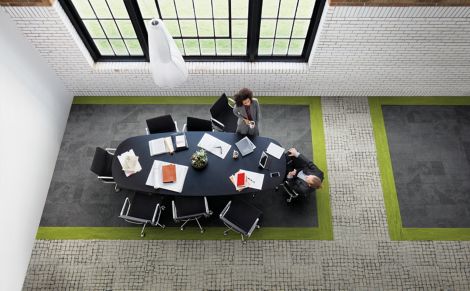 Interface Paver and Sett in Stone carpet tile with UR501 plank carpet tile in overhead view of meeting area with man and women conversating número de imagen 9