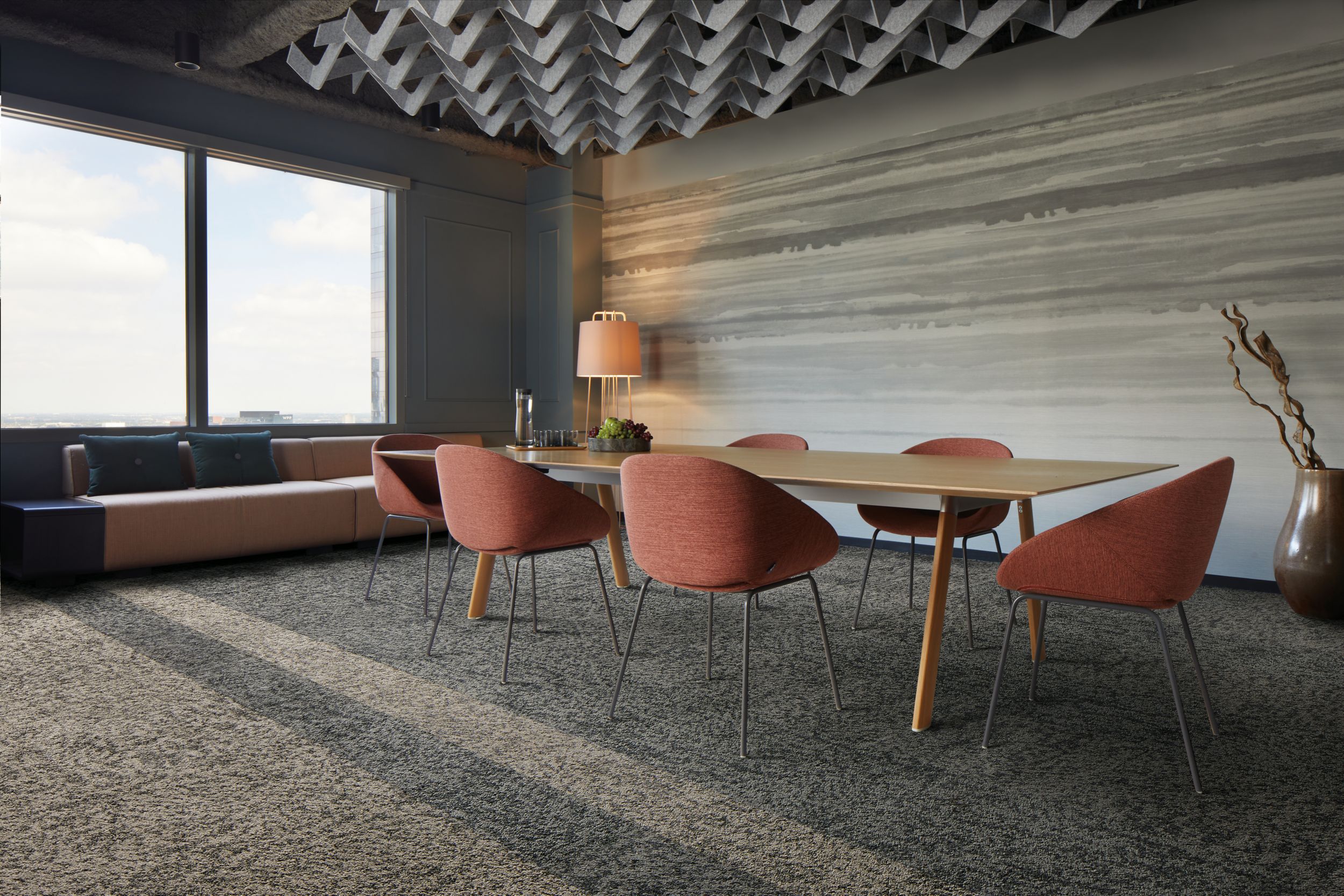 Interface Peas In A Pod carpet tile in meeting room with table, chairs, and sofa imagen número 1