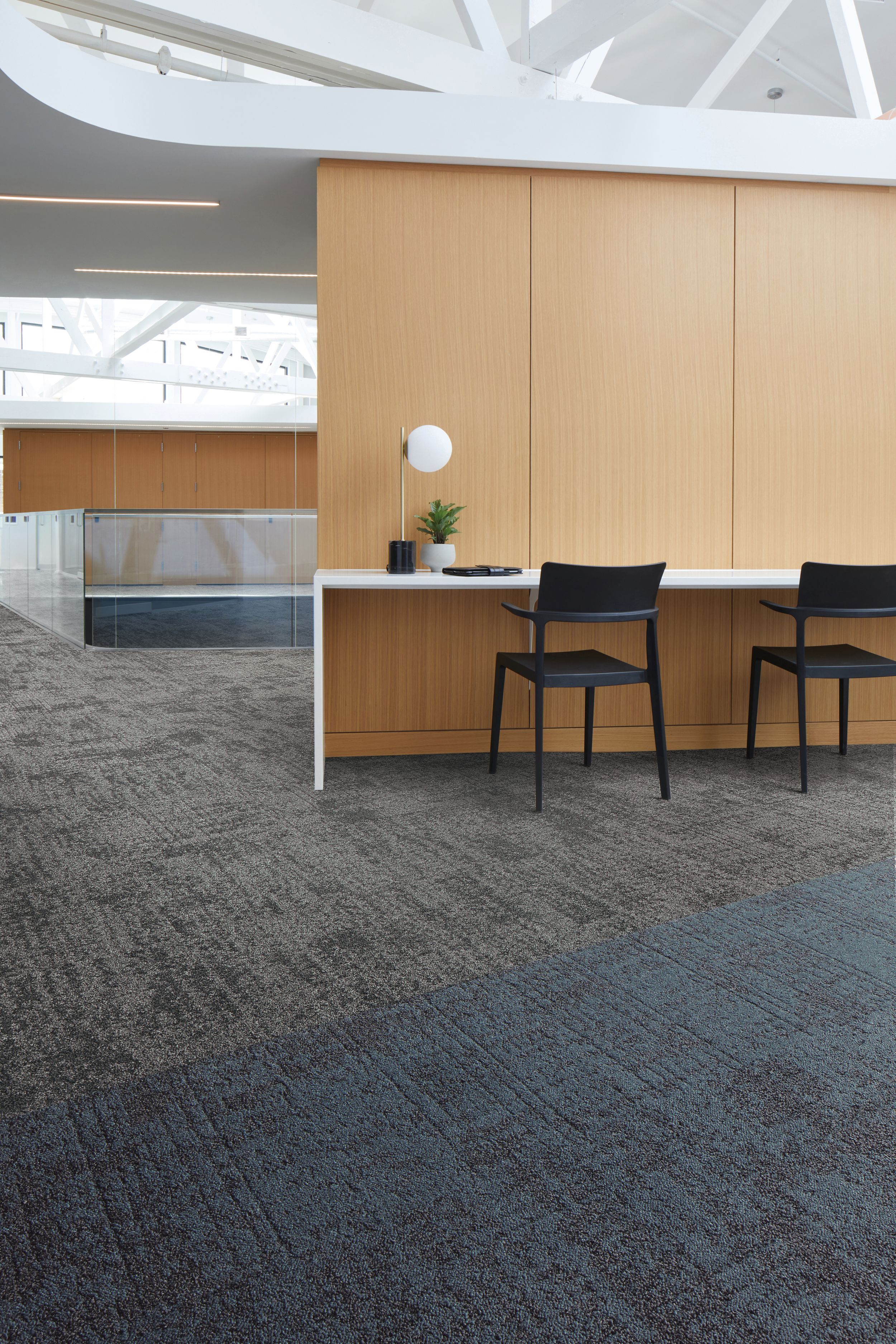 Interface Perfect Pair carpet tile in open seating area numéro d’image 5