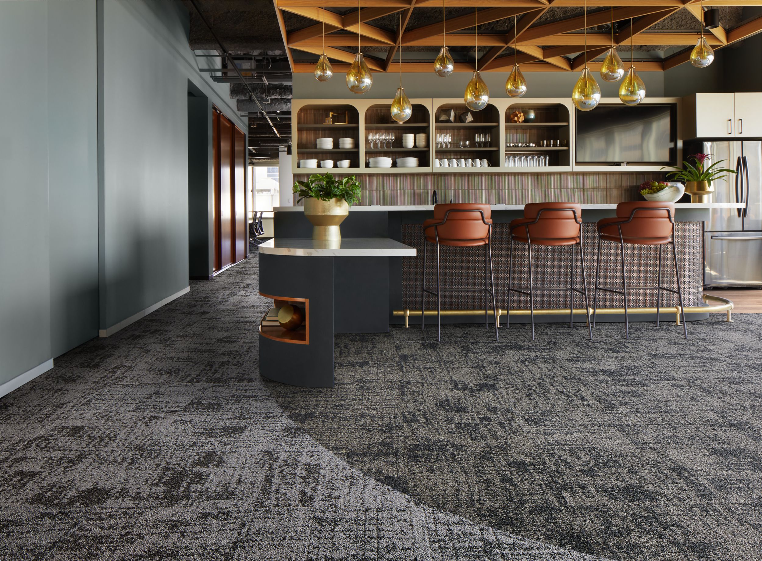 Interface Perfect Pair carpet tile with Natural Woodgrains LVT in dining area número de imagen 10
