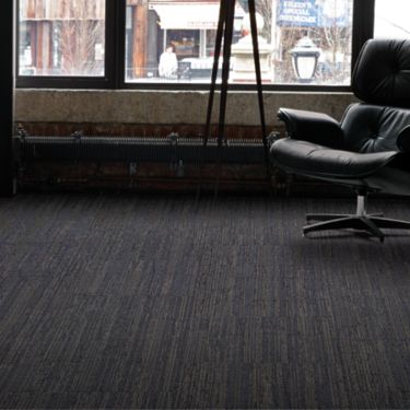 Interface Permian carpet tile in naturally lighted room with chair and lamp numéro d’image 1