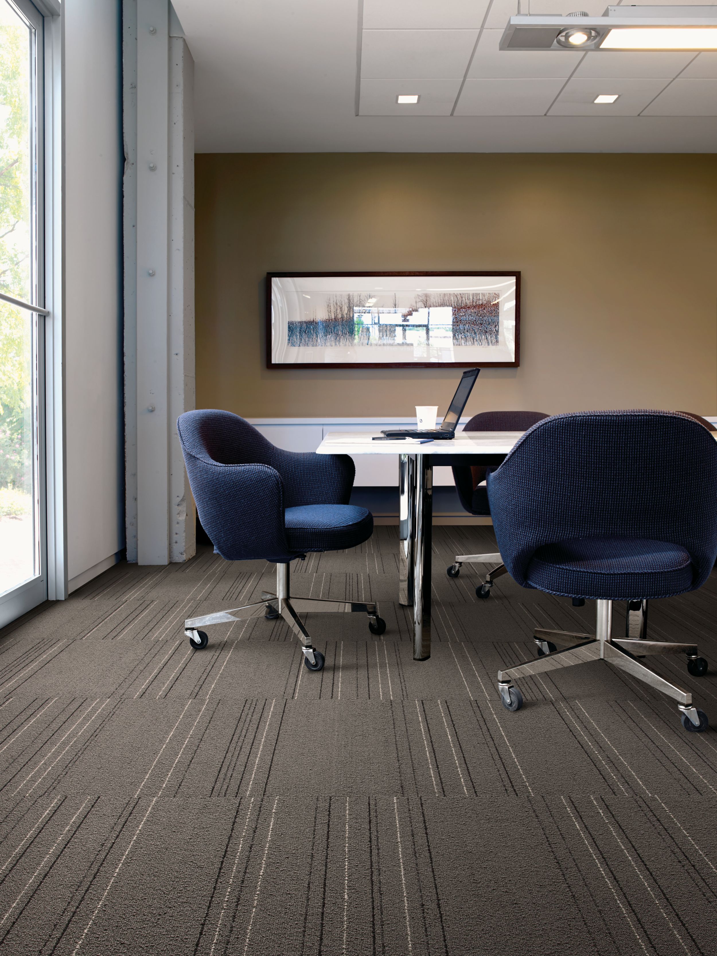 Interface Pin Line carpet tile in meeting room with laptop on table numéro d’image 3