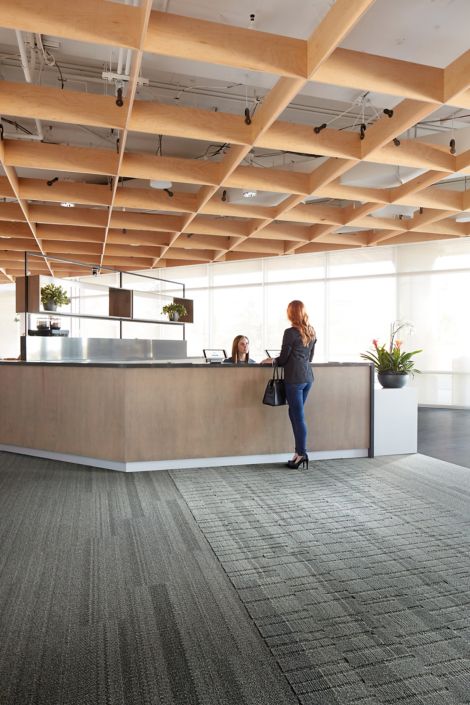 Interface Plain Stitch, Stitchery, and Stitch Count plank carpet tile with Drawn Lines LVT in receptionist area with women conversating numéro d’image 5