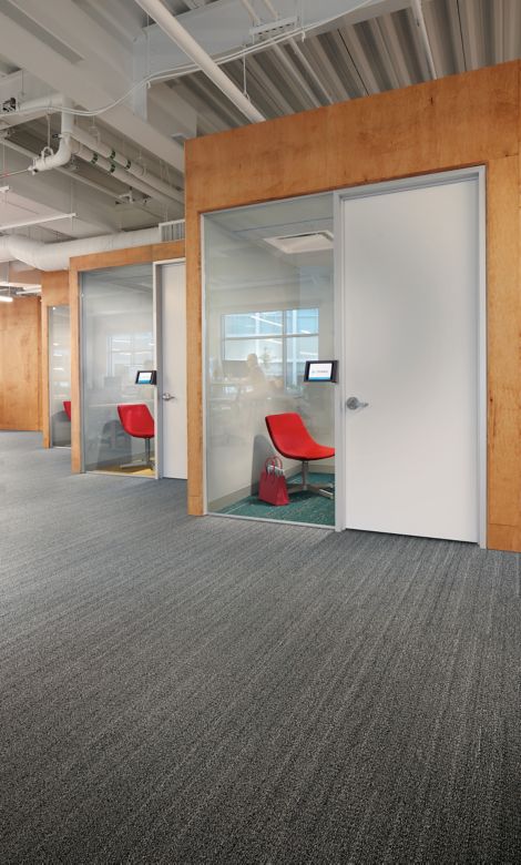 Interface Plain Stitch and Circuit Board plank carpet tile in area with multiple private rooms numéro d’image 5