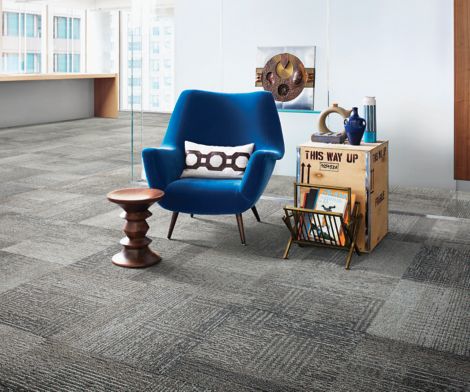 Interface Plain Weave carpet tile in seating area with blue chair numéro d’image 3