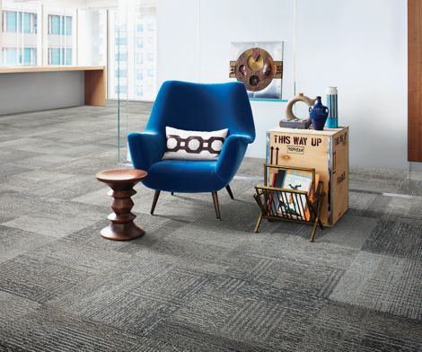 Interface Plain Weave carpet tile in seating area with blue chair imagen número 10