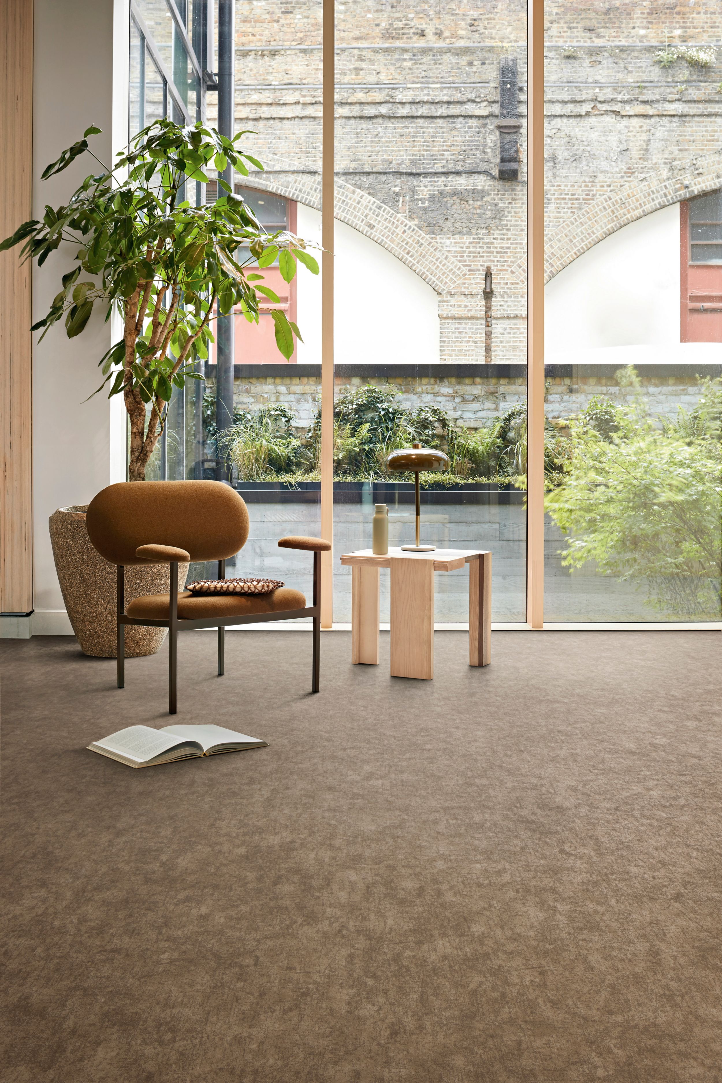 Interface plank LVT in lobby area with glass walls and multiple plants numéro d’image 1