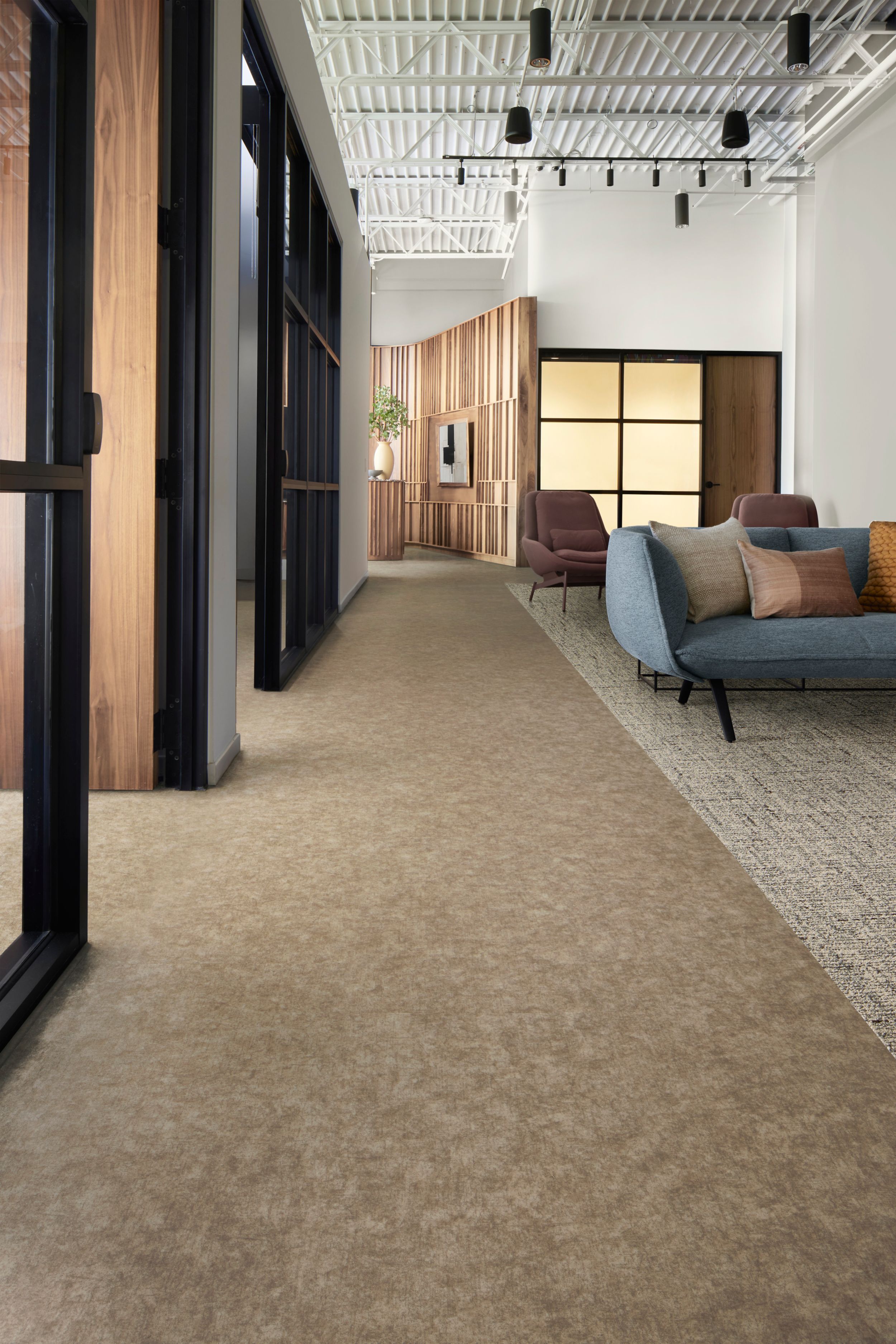 Interface Plaster plank LVT with Simple Does It carpet tile in workplace seating area and corridor numéro d’image 3