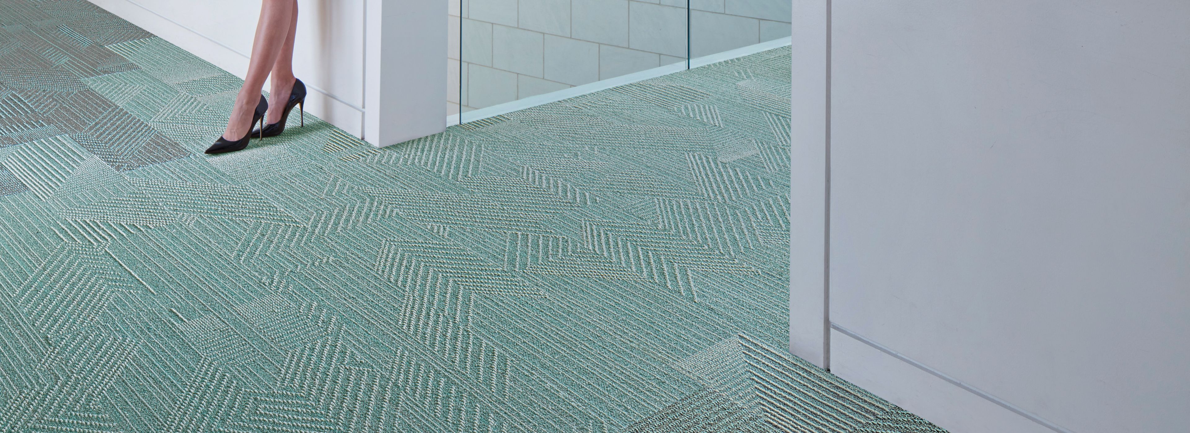 Interface Play the Angle carpet tile in walkway with women on phone imagen número 1