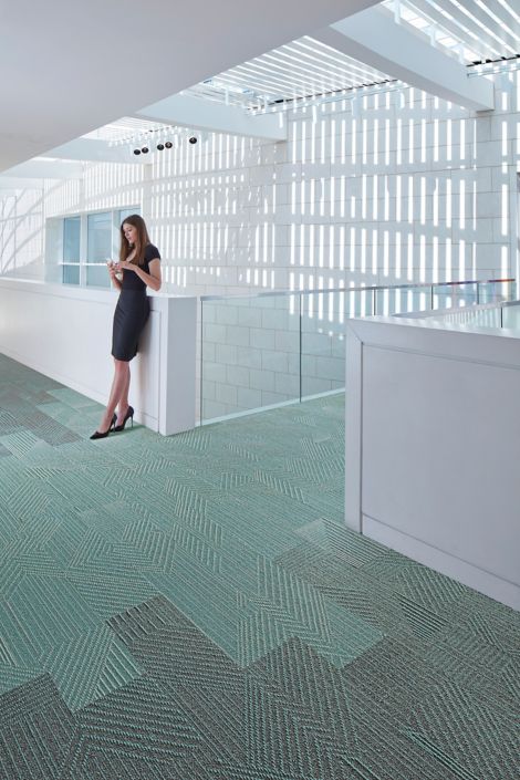 Interface Play the Angle carpet tile in walkway with women on phone imagen número 8