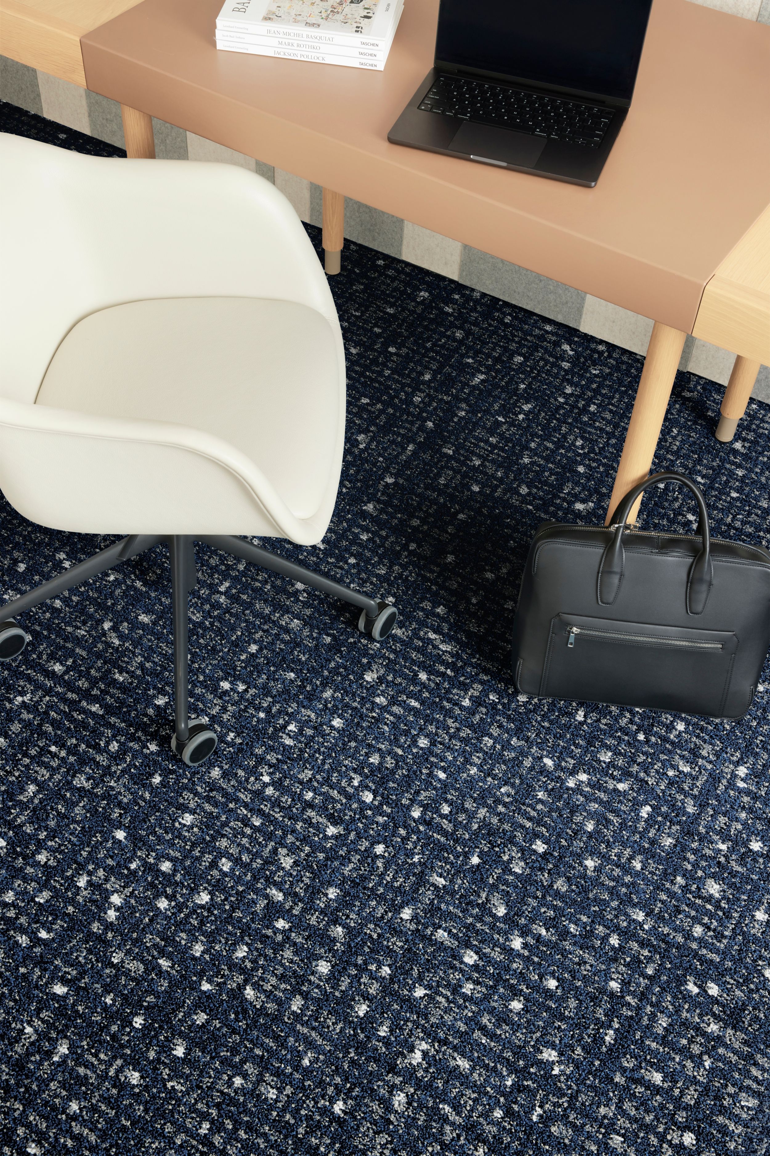 Interface Positive Spin carpet tile in close-up shot of workplace desk and chair número de imagen 3