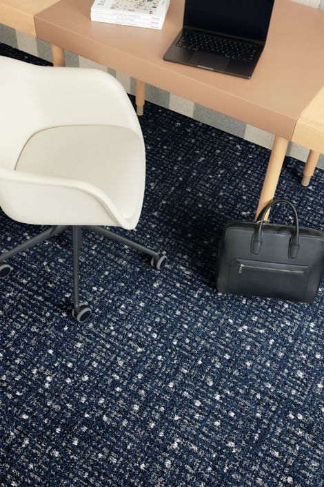 Interface Positive Spin carpet tile in close-up shot of workplace desk and chair número de imagen 3