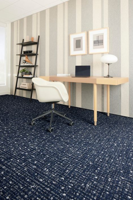 Interface Positive Spin carpet tile in private office 图像编号 3