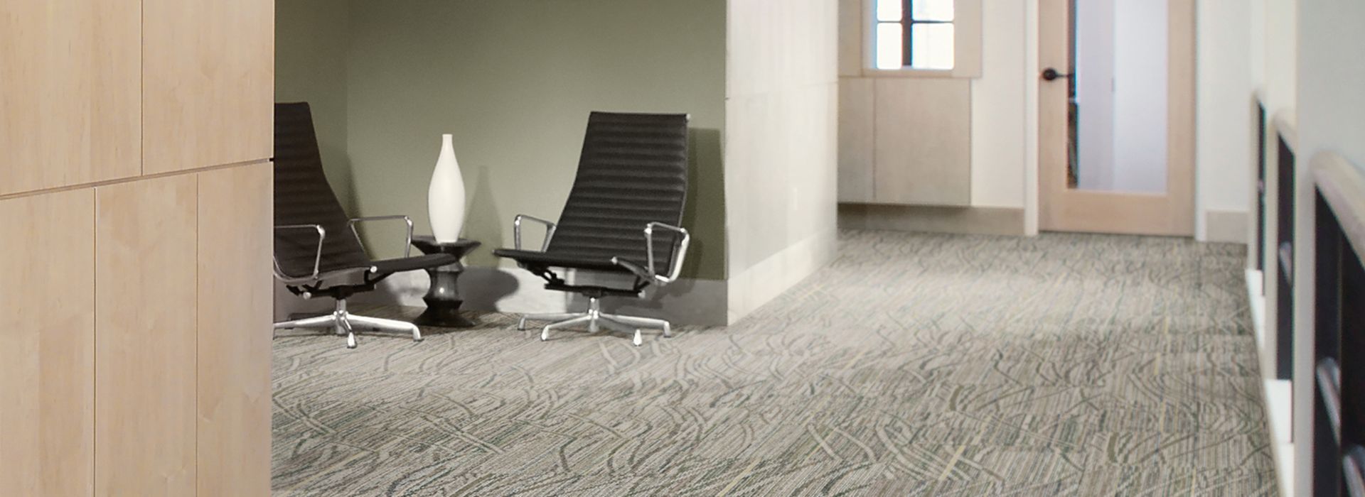 Interface Prairie Grass Loop carpet tile in corridor with seating area on side imagen número 1