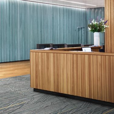 Interface Prairie Grass Loop carpet tile and Criterion Classic Woodgrains LVT in recpetionist area numéro d’image 1