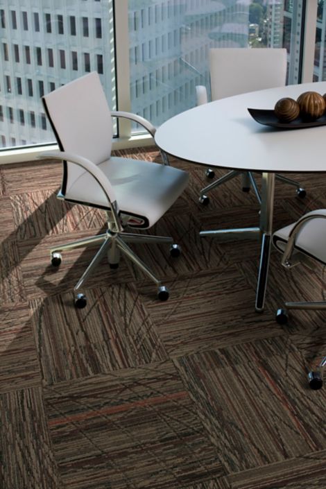 Detail of Interface Prairie Grass carpet tile in private office with table and chairs numéro d’image 7