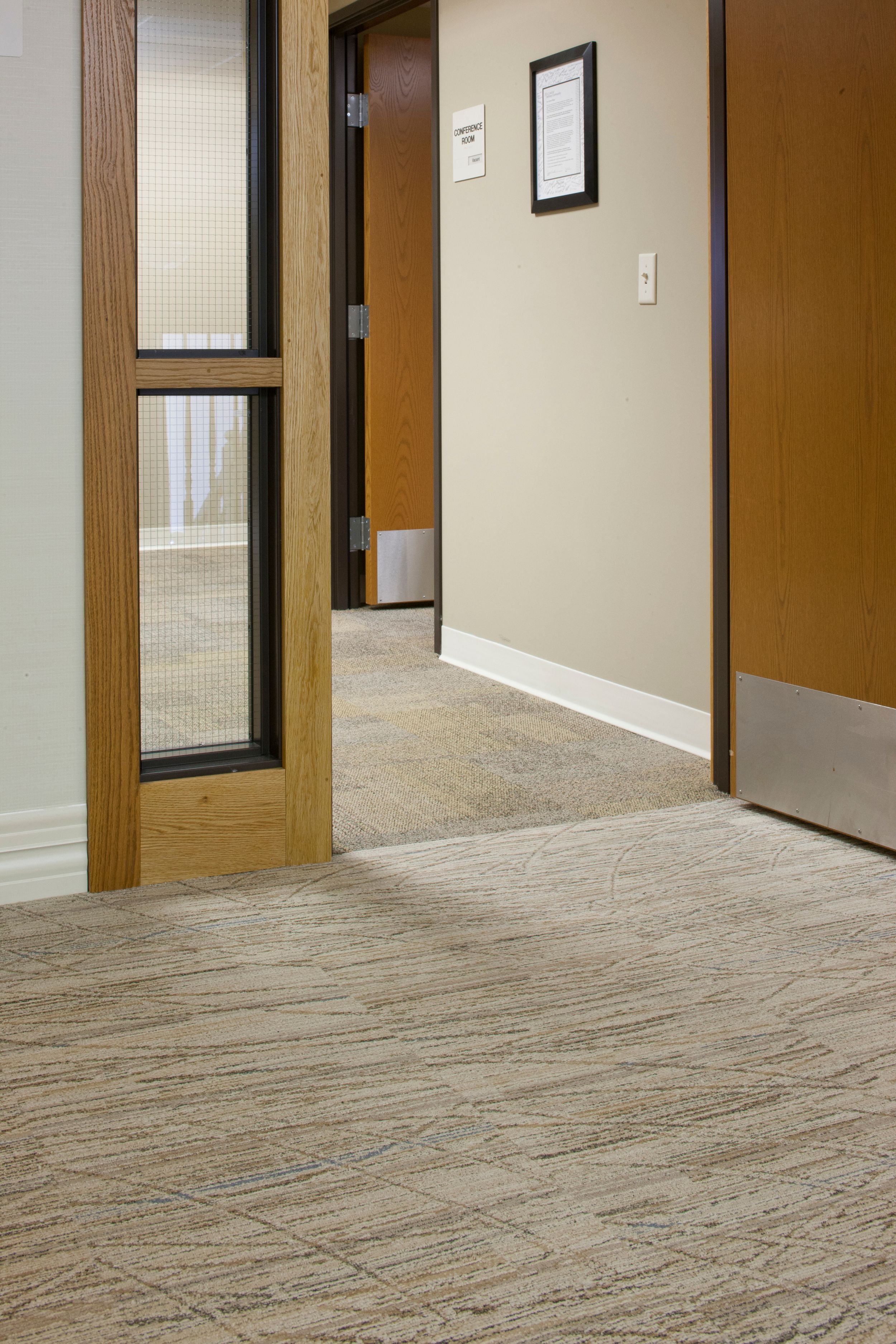 Interface Prairie Grass and The Standard carpet tile in corridor and entryway numéro d’image 12