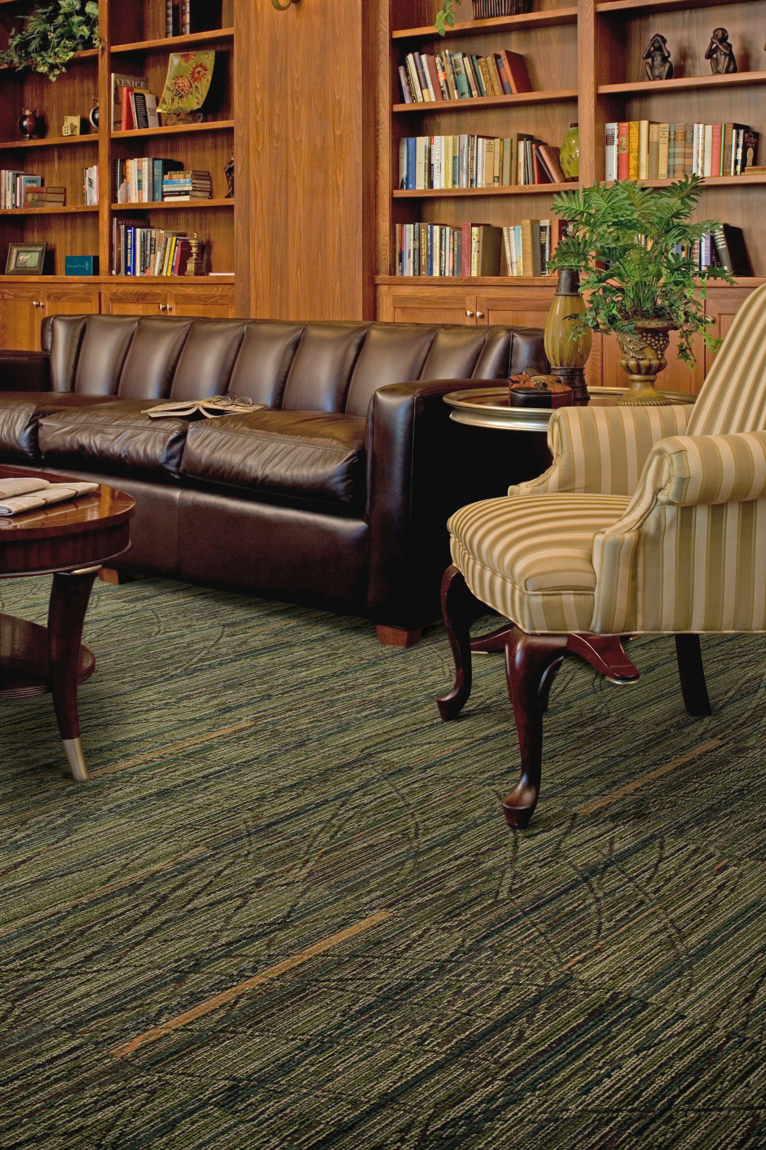 Interface Prairie Grass carpet tile in senior housing seating area with leather sofa and bookshelves imagen número 10
