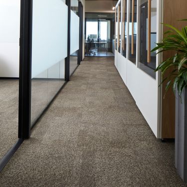 Interface Pressed for Time carpet tile in workplace corridor afbeeldingnummer 2