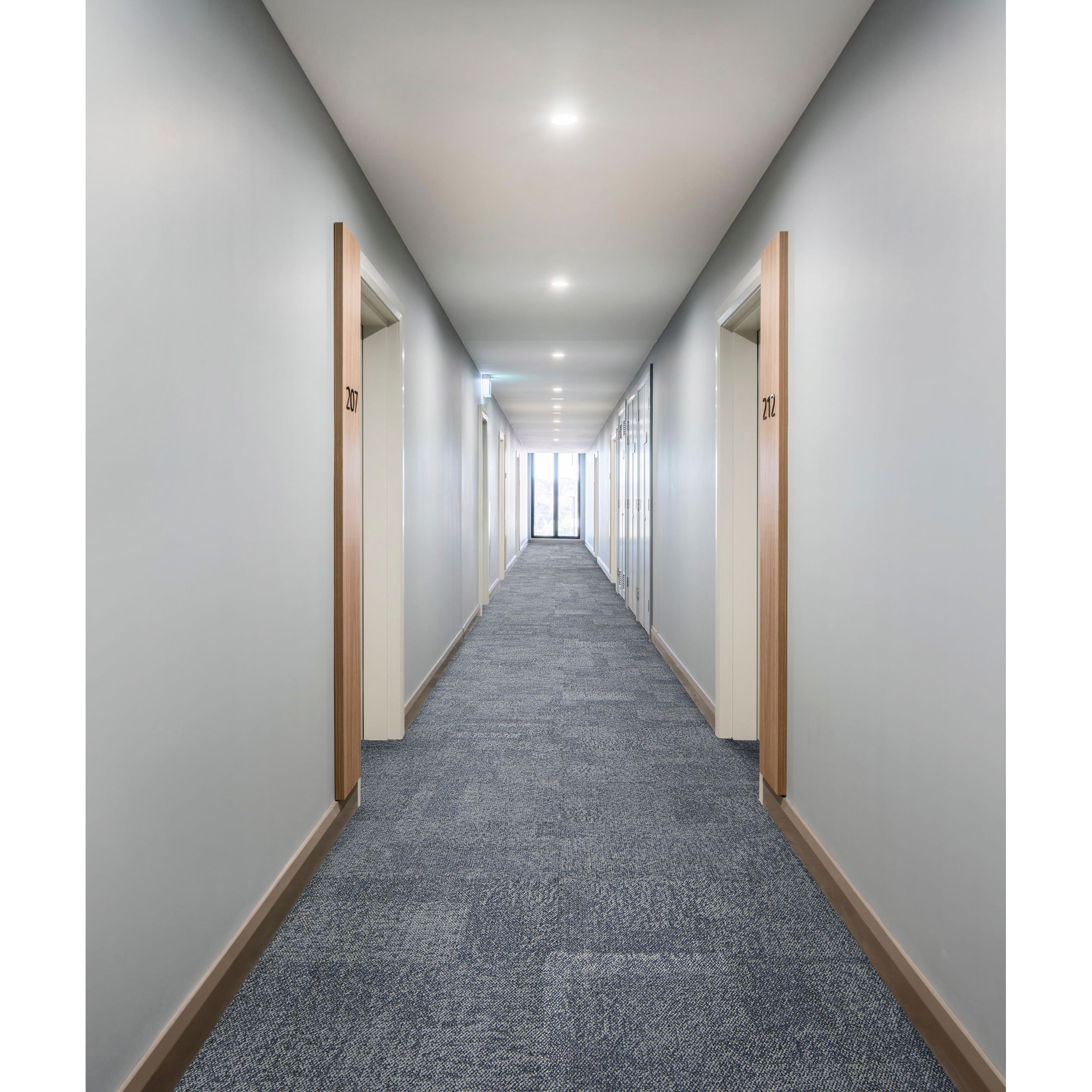 Interface Pressed for Time carpet tile in corridor afbeeldingnummer 6