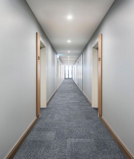Interface Pressed for Time carpet tile in corridor afbeeldingnummer 6