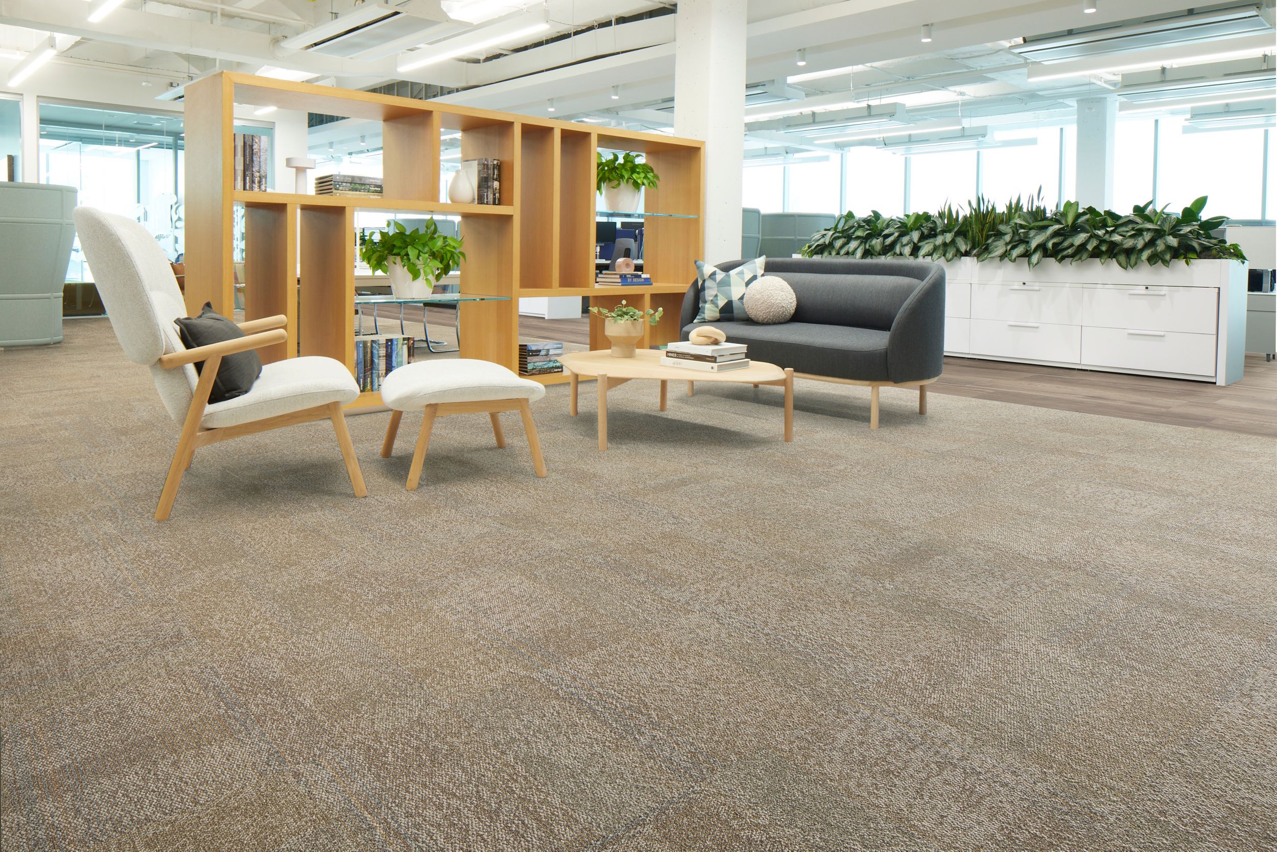 Interface Pressed for Time carpet tile with Northern Grain LVT in workplace lobby afbeeldingnummer 3